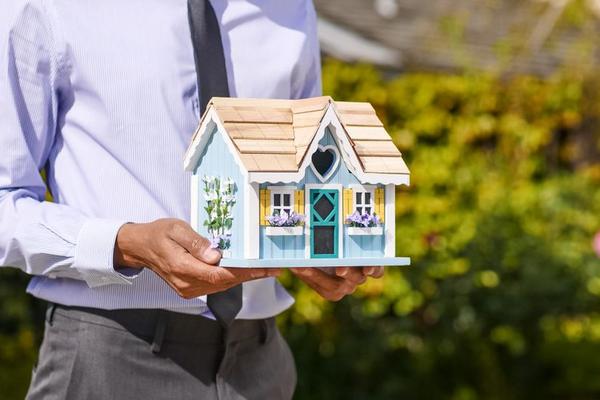 how much deposit do i need to buy a house uk
